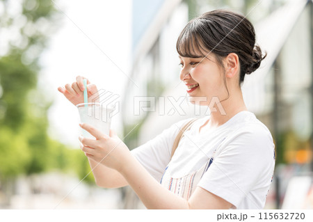 若くて可愛い日本人女性が屋外で水を飲む｜熱中症対策｜水分補給 115632720