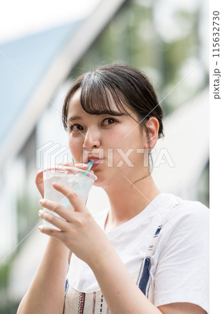 若くて可愛い日本人女性が屋外で水を飲む｜熱中症対策｜水分補給 115632730