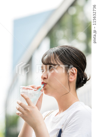 若くて可愛い日本人女性が屋外で水を飲む|熱中症対策|水分補給 若くて可愛い日本人女性が屋外で水を飲む|熱中症対策|水分補給 115632736