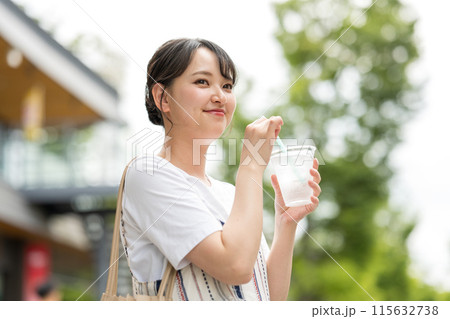 若くて可愛い日本人女性が屋外で水を飲む｜熱中症対策｜水分補給 115632738