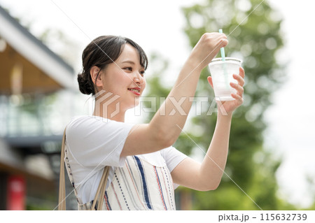 若くて可愛い日本人女性が屋外で水を飲む|熱中症対策|水分補給 若くて可愛い日本人女性が屋外で水を飲む|熱中症対策|水分補給 115632739