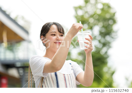 若くて可愛い日本人女性が屋外で水を飲む|熱中症対策|水分補給 若くて可愛い日本人女性が屋外で水を飲む|熱中症対策|水分補給 115632740