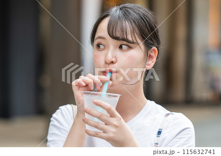 若くて可愛い日本人女性が屋外で水を飲む｜熱中症対策｜水分補給 115632741