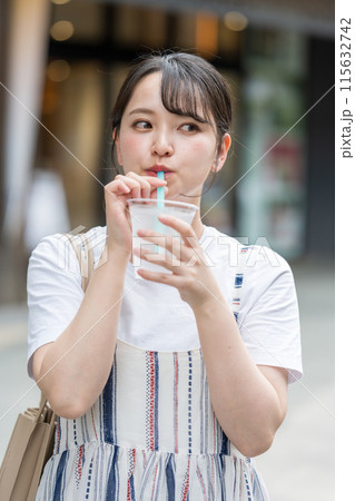 若くて可愛い日本人女性が屋外で水を飲む|熱中症対策|水分補給 若くて可愛い日本人女性が屋外で水を飲む|熱中症対策|水分補給 115632742