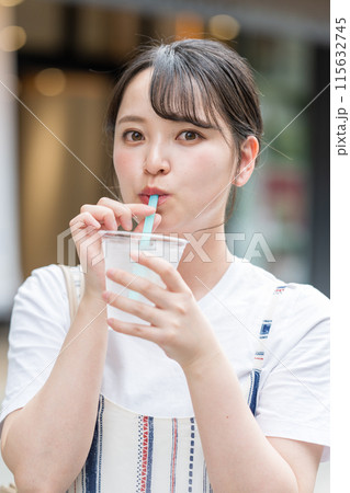 若くて可愛い日本人女性が屋外で水を飲む|熱中症対策|水分補給 若くて可愛い日本人女性が屋外で水を飲む|熱中症対策|水分補給 115632745