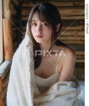 サウナに入っている美女 115633172