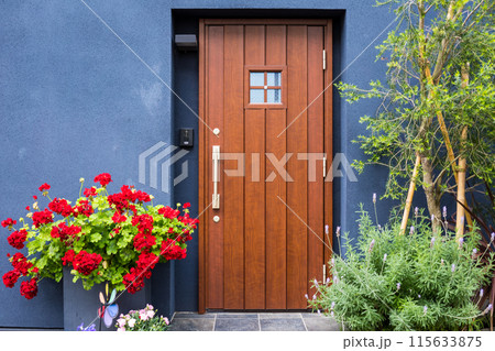 おしゃれな青い壁と木のドア 115633875