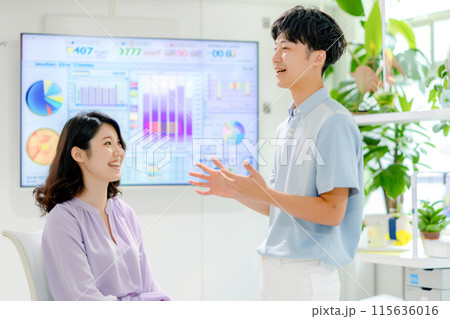 DXについての研究報告するデータサイエンス系学部の大学生_4 115636016