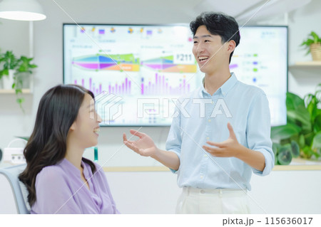 DXについての研究報告するデータサイエンス系学部の大学生_5 115636017