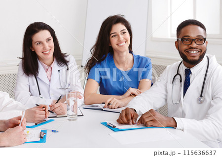 Educational Seminar. Successful Interns And Doctors Listening Lecture At Conference In Hospital 115636637