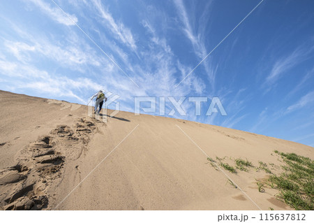 鳥取砂丘でトレッキングするイメージ 115637812
