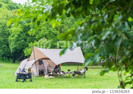 新緑の中でキャンプ 新緑の中でキャンプ 115638263