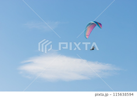 青空とパラグライダー(大分県玖珠町) 青空とパラグライダー(大分県玖珠町) 115638594