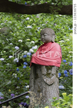 6月の長谷寺(奈良県)紫陽花とお地蔵様 6月の長谷寺(奈良県)紫陽花とお地蔵様 115638735