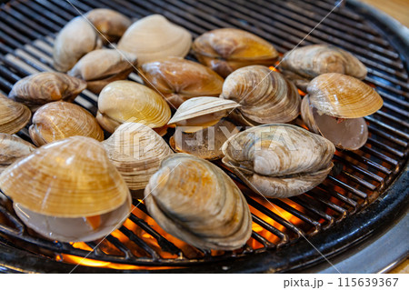 grilled clams on a grill grilled clams on a grill 115639367