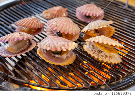 scallops on the grill 115639372