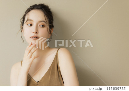 若い女性のビューティイメージ ベージュバック 若い女性のビューティイメージ ベージュバック 115639785