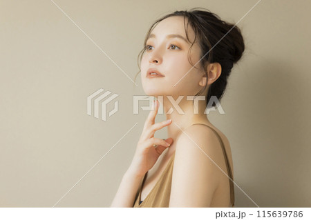 若い女性のビューティイメージ　ベージュバック 115639786