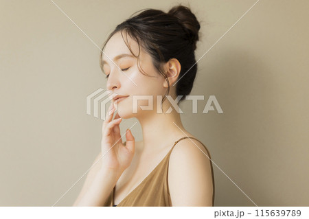 若い女性のビューティイメージ　ベージュバック 115639789