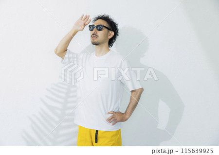 サングラスをかけた男性 サングラスをかけた男性 115639925