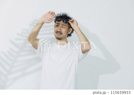 サングラスをかけた男性　 115639933