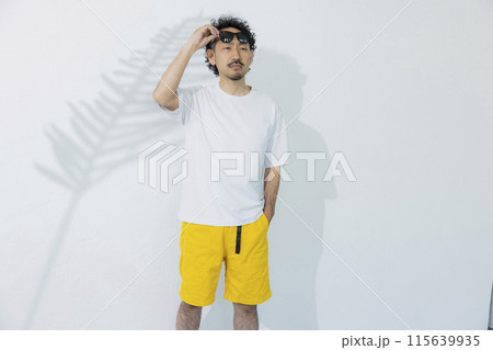 サングラスをかけた男性 サングラスをかけた男性 115639935