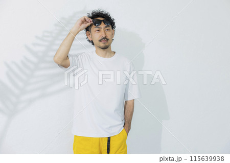 サングラスをかけた男性 サングラスをかけた男性 115639938