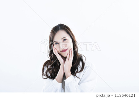 女性 笑顔 ポートレート 白バック ロングヘアー 女性 笑顔 ポートレート 白バック ロングヘアー 115640121
