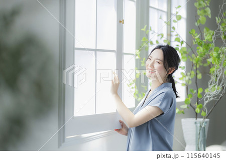 窓辺のビジネスウーマン 115640145