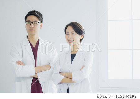 病院で働く医師と女医 　 115640198