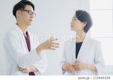 病院で働く医師と女医 　 115640199