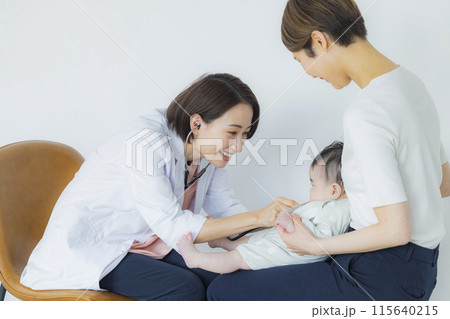 赤ちゃんを診察する女医 　 115640215