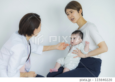 赤ちゃんを診察する女医 　 115640220