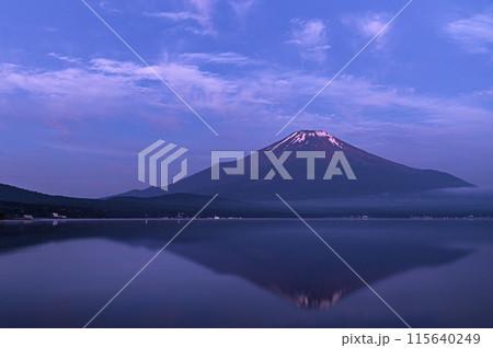 早朝の山中湖より望む逆さ富士 115640249