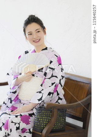 浴衣を着た女性 115640257
