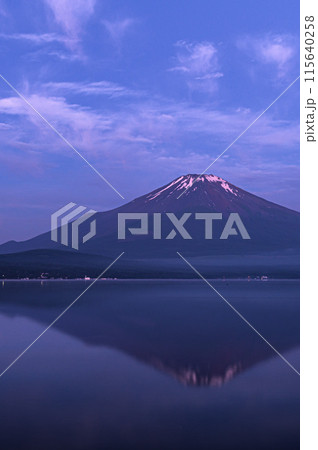 早朝の山中湖より望む逆さ富士 115640258