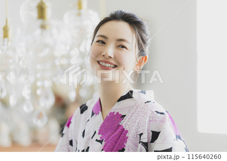 浴衣を着た女性 115640260