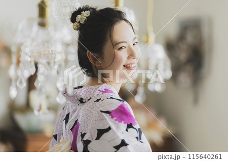 浴衣を着た女性 浴衣を着た女性 115640261