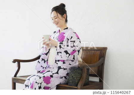 浴衣を着た女性 115640267