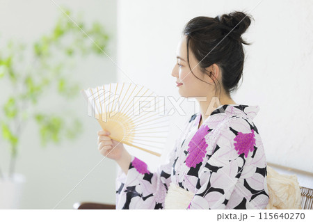 浴衣を着た女性　 115640270