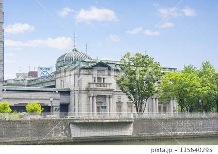 中之島　土佐堀川越しに見える日本銀行大阪支店 115640295