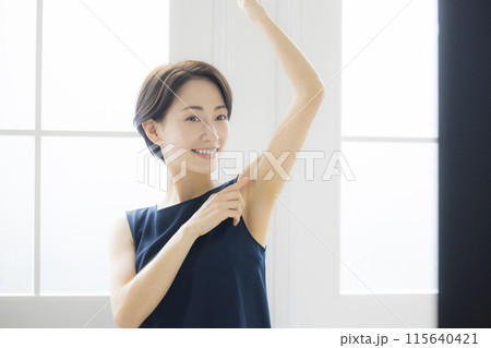 ボディケアするミドル女性　　 115640421