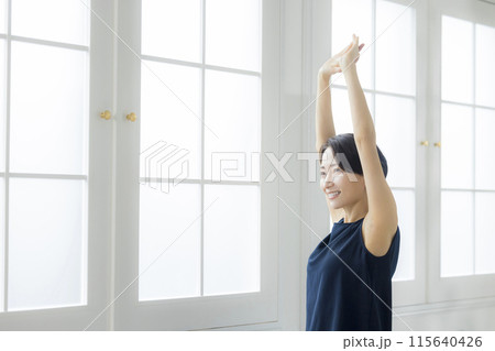 ボディケアするミドル女性　　 115640426