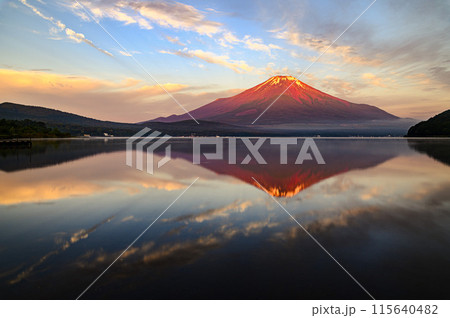 初夏の山中湖より望む早朝の赤富士 初夏の山中湖より望む早朝の赤富士 115640482