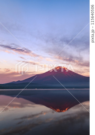 初夏の山中湖より望む早朝の赤富士 初夏の山中湖より望む早朝の赤富士 115640506