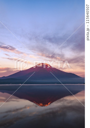 初夏の山中湖より望む早朝の赤富士 初夏の山中湖より望む早朝の赤富士 115640507