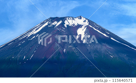 青空と初夏の富士山・クローズアップ 115640571