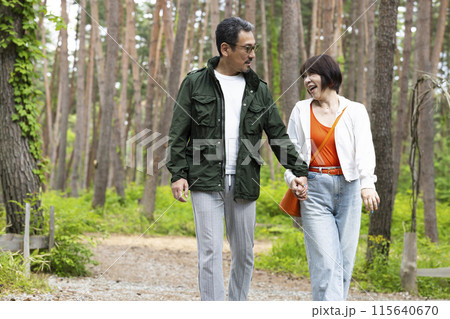 休日を楽しむ50代夫婦 115640670