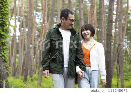 休日を楽しむ50代夫婦 休日を楽しむ50代夫婦 115640671