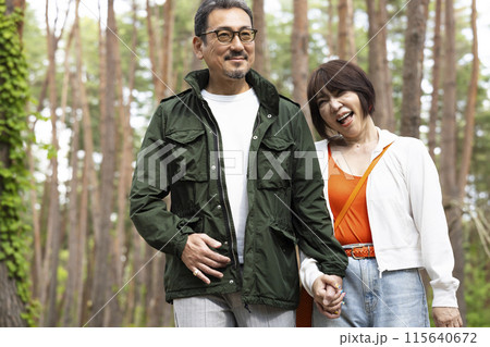 休日を楽しむ50代夫婦 115640672